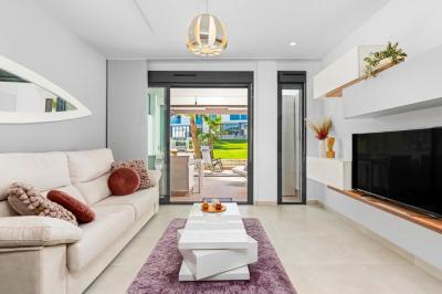 Bottenvåningslägenhet i Oasis Beach Punta Prima 9 Nº 035 in España Casas